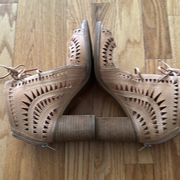 Jeffrey Campbell 7 tan leather open toe heels with cut outs lace up great cond - Picture 4 of 8